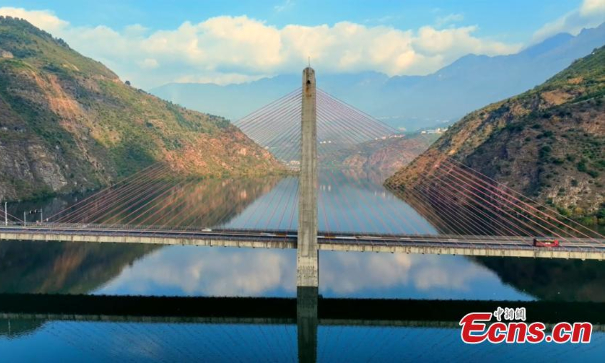 2022 年 11 月 17 日，中国西南部四川省雅西高速公路令人难以置信的景色。照片：中新社