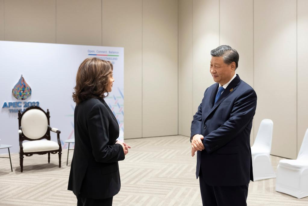 Chinese President Xi Jinping has a brief exchange with U.S. Vice President Kamala Harris at the latter's request on the sidelines of the 29th Asia-Pacific Economic Cooperation (APEC) Economic Leaders' Meeting in Bangkok, Thailand, Nov 19, 2022. Photo:Xinhua