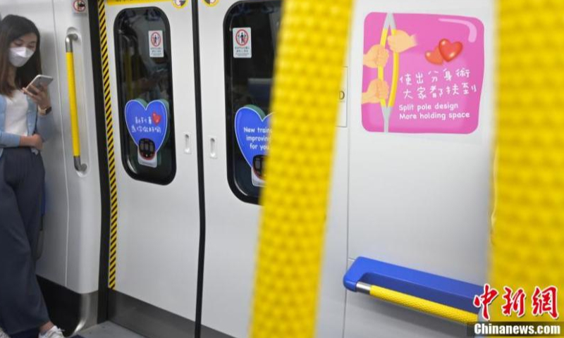 Photo taken on Nov. 27, 2022 shows an interior view of a new Q-train, made in Chinese mainland, which commences service at Choi Hung station on the Kwun Tong Line in the Hong Kong Special Administrative Region, Nov. 27, 2022. (Photo: China News Service/Chen Yongnuo)