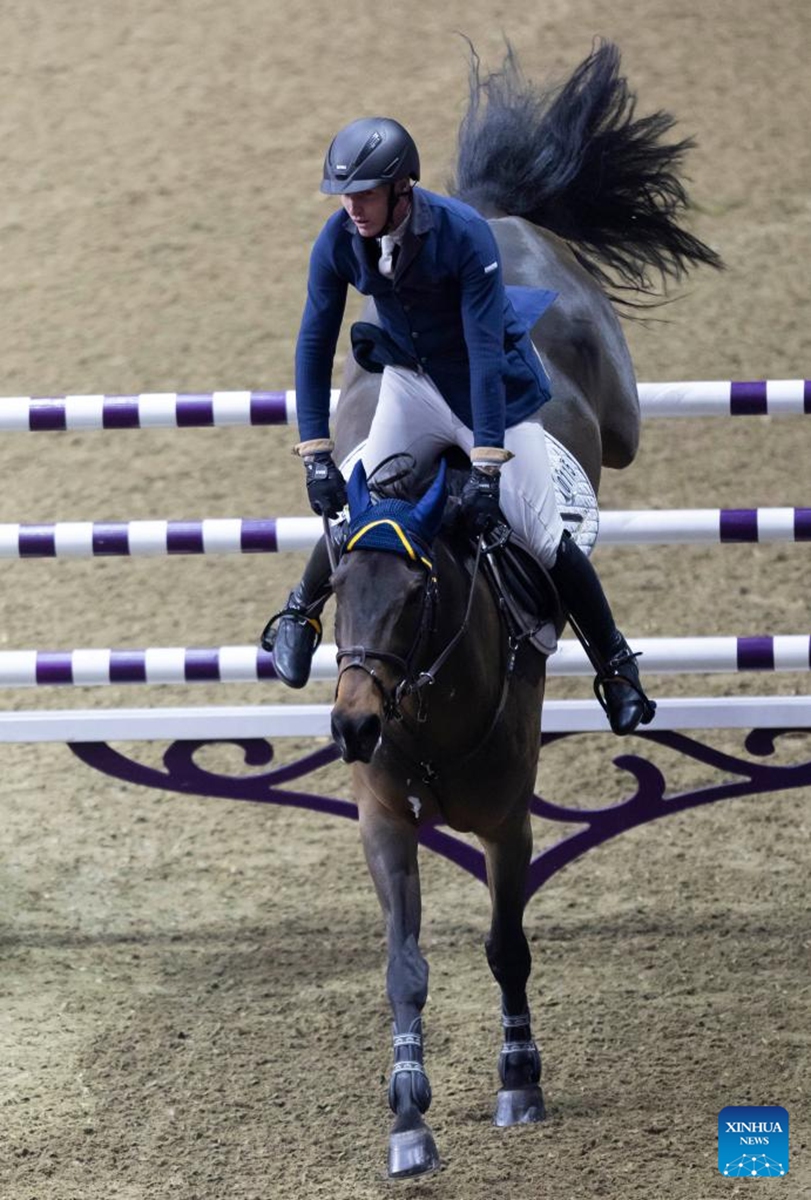 Daniel Coyle of Ireland rides his horse Legacy over an obstacle during the Jump-off of the Longines FEI Jumping World Cup Toronto 2022 in Toronto, Canada, on Nov. 12, 2022. (Photo by Zou Zheng/Xinhua)