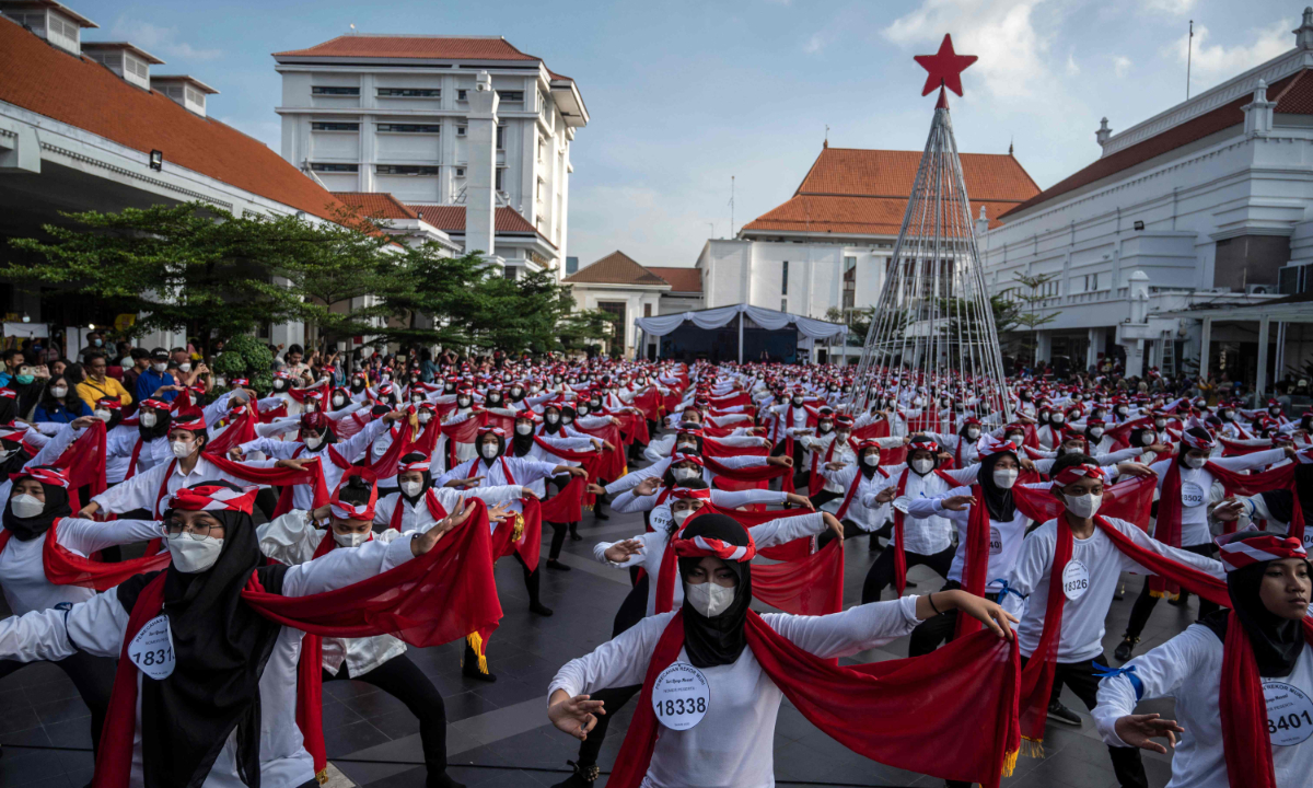 Students perform the Remo dance in Surabaya, Indonesia on December 18, 2022. Some 65,945 students participated in the mass dance to set a new national record for the number of people dancing together. Photo: VCG