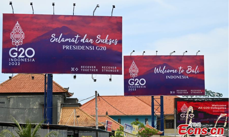 即将举行的第十七届二十国集团（G20）峰会的海报于2022年11月13日在印度尼西亚巴厘岛悬挂。照片：中国新闻社