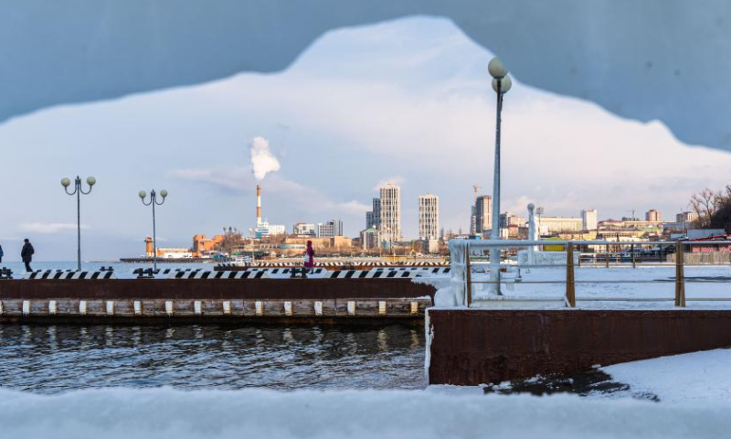 The city view is seen from the crevice of icicles in Vladivostok, Russia, Dec. 3, 2022. (Photo by Guo Feizhou/Xinhua)