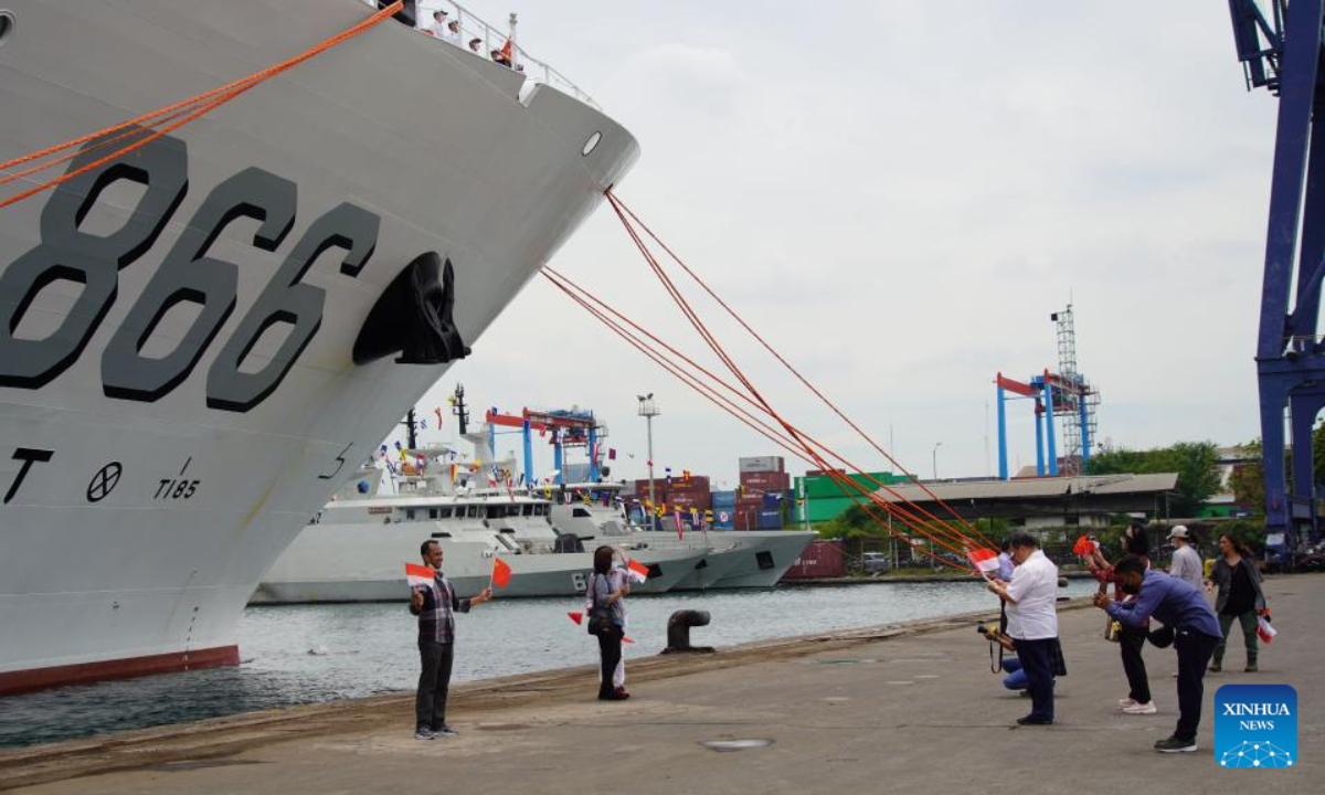 People pose for photos in front of Chinese naval hospital ship Peace Ark in Indonesia's capital Jakarta, Nov 10, 2022. Peace Ark is China's first hospital ship that has a capacity of over 10,000 tonnes. The ship arrived in Indonesia's capital Jakarta on Nov 10 and has since provided free medical checkups for members of the public. Photo:Xinhua