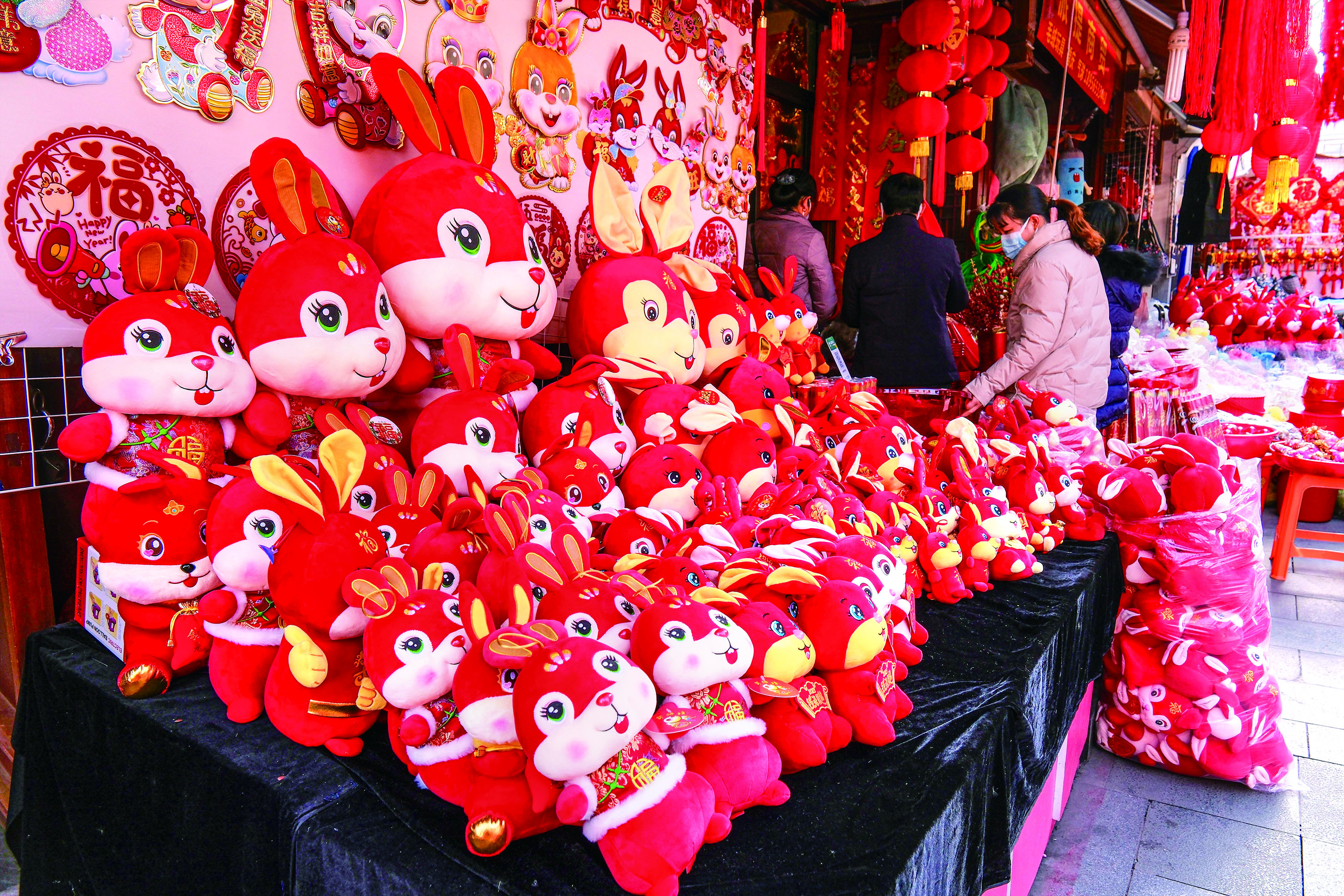 People shop for decorations at a market in Hefei, East China’s Anhui Province on December14, 2022. As the Year of the Rabbit, which falls on January 22, 2023, is about to arrive, rabbit-related decorations as well as spring festival scrolls and papercuts for window decorations are hot sellers. Photo: VCG
