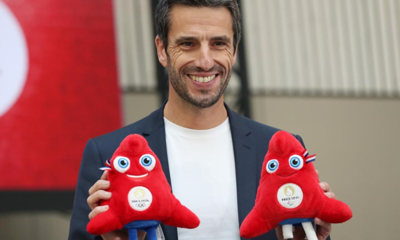 Tony Estanguet, President of Paris 2024, poses with the Phryges, unveiled as the official mascots of Paris 2024 Olympic and Paralympic Games during a press conference in Saint Denis, France, Nov. 14, 2022. Photo: Xinhua