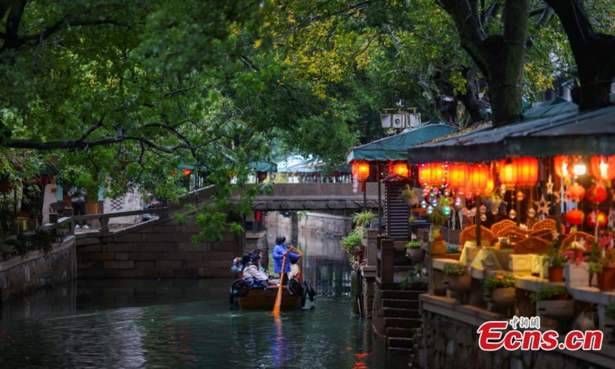 Tourists take a sightseeing boat in Tongli ancient town in Wujiang district of Suzhou, east China's Jiangsu Province, Nov 17, 2022. Photo:Xinhua