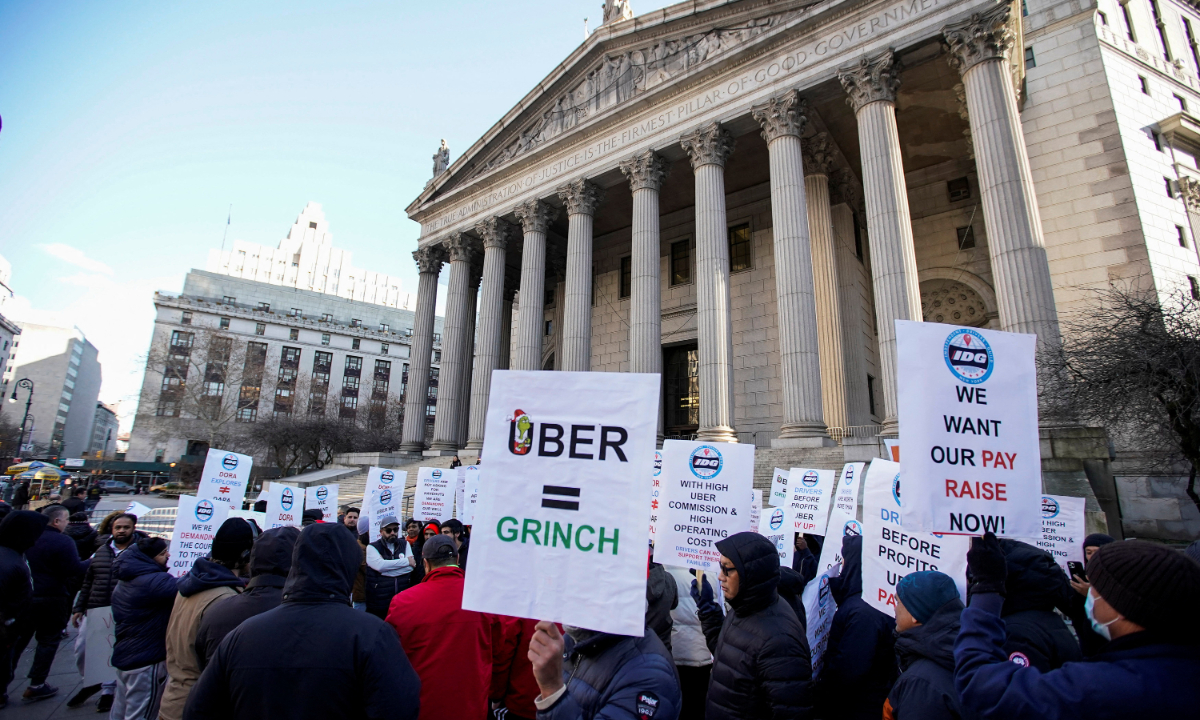 Drivers with the ride-sharing company Uber shout slogans against the company as they take part in a protest against the company in New York City, the US, on December 19, 2022. The protest came after the company took legal action to block a scheduled pay rise and fare hike for Uber drivers in the city. Photo: IC