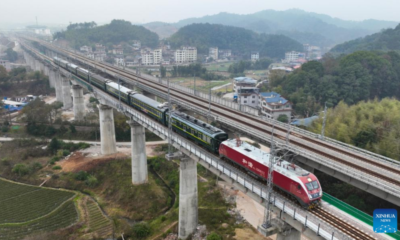 This aerial photo taken on Dec. 30, 2022 shows the train T8010 running along the Xingguo-Quanzhou railway. The 464-km railway linking Xingguo in east China's Jiangxi Province and Quanzhou in southeast China's Fujian Province, started operation on Friday. The designed speed of the line is 160 km/h. Photo: Xinhua