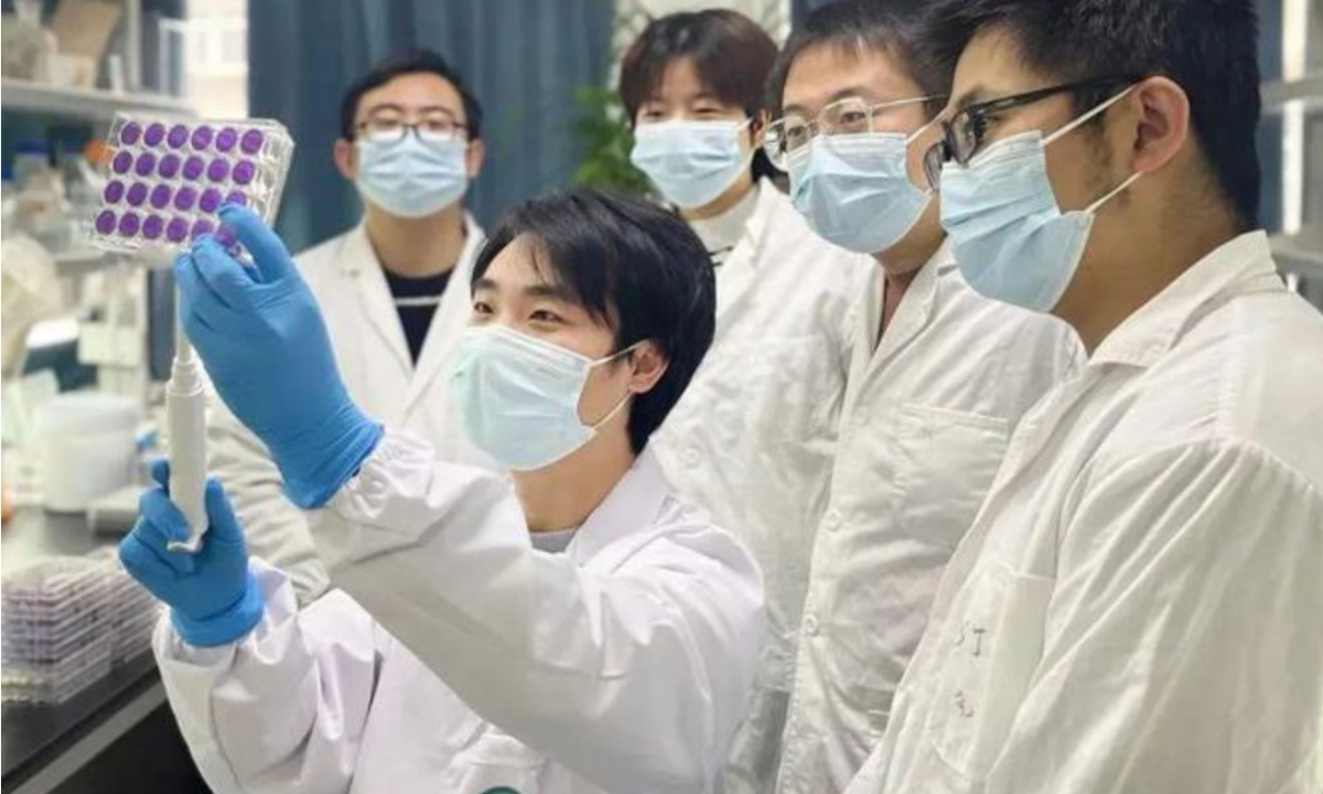 Yan Huan and his team. Screenshot of the official Wechat account of the State Key Laboratory of Virology at Wuhan University