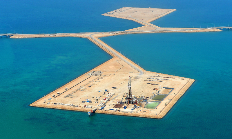 An oil drilling rig operates on an artificial causeway island at the Manifa offshore oilfield, operated by Saudi Aramco, in Manifa, Saudi Arabia File photo: VCG