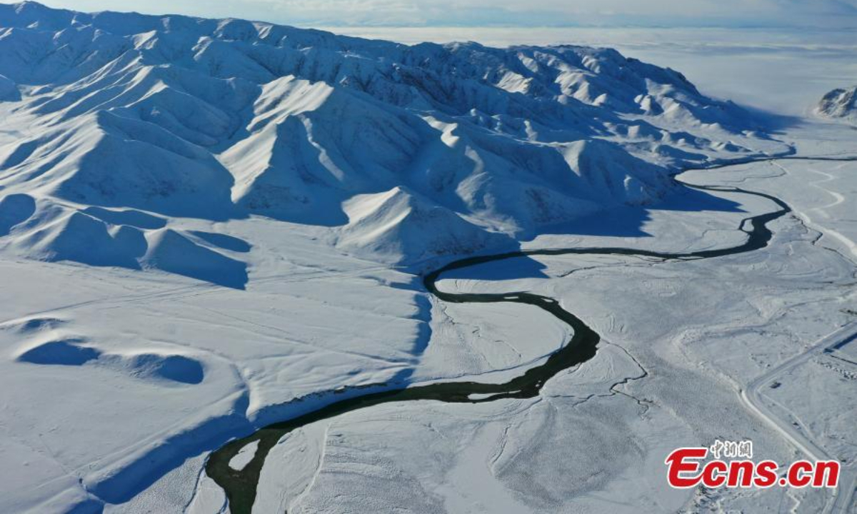 Snow-covered mountains embrace the bright, blue sky above the Bayanbulak grassland, Hejing County, Northwest China's Xinjiang Uyghur Autonomous Region. Photo:China News Service