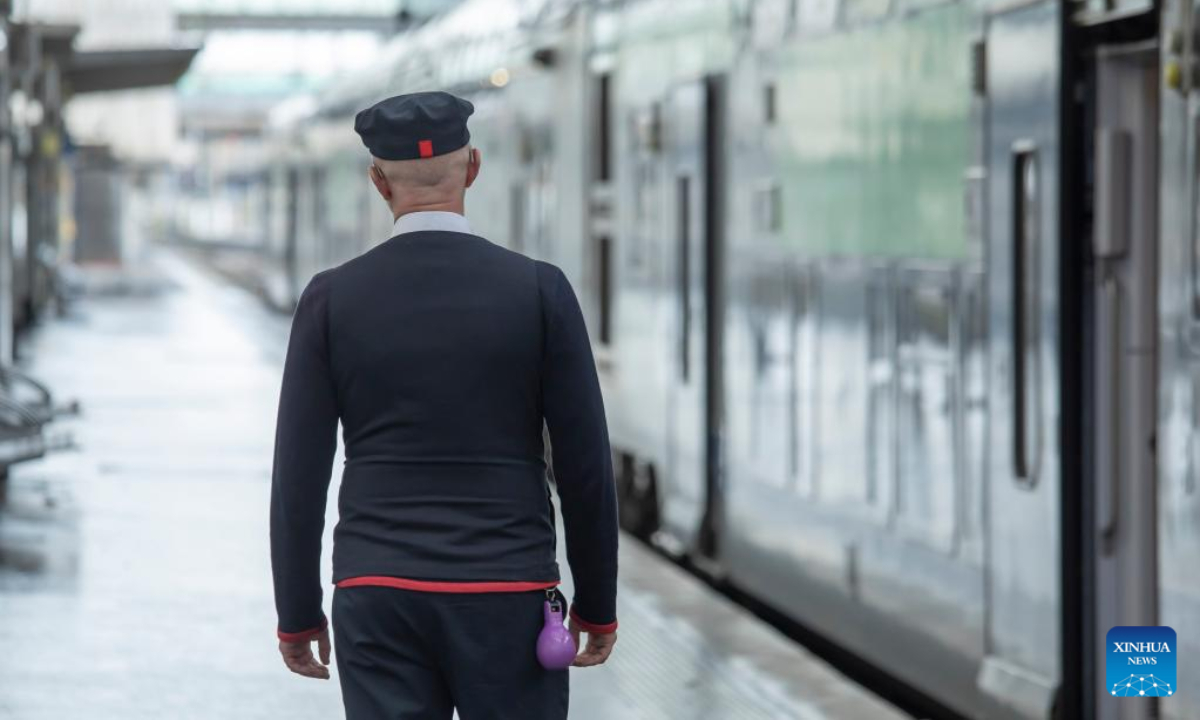 A conductor is seen at Gare Lille Flandres in Lille, northern France, on Dec 23, 2022. Photo:Xinhua