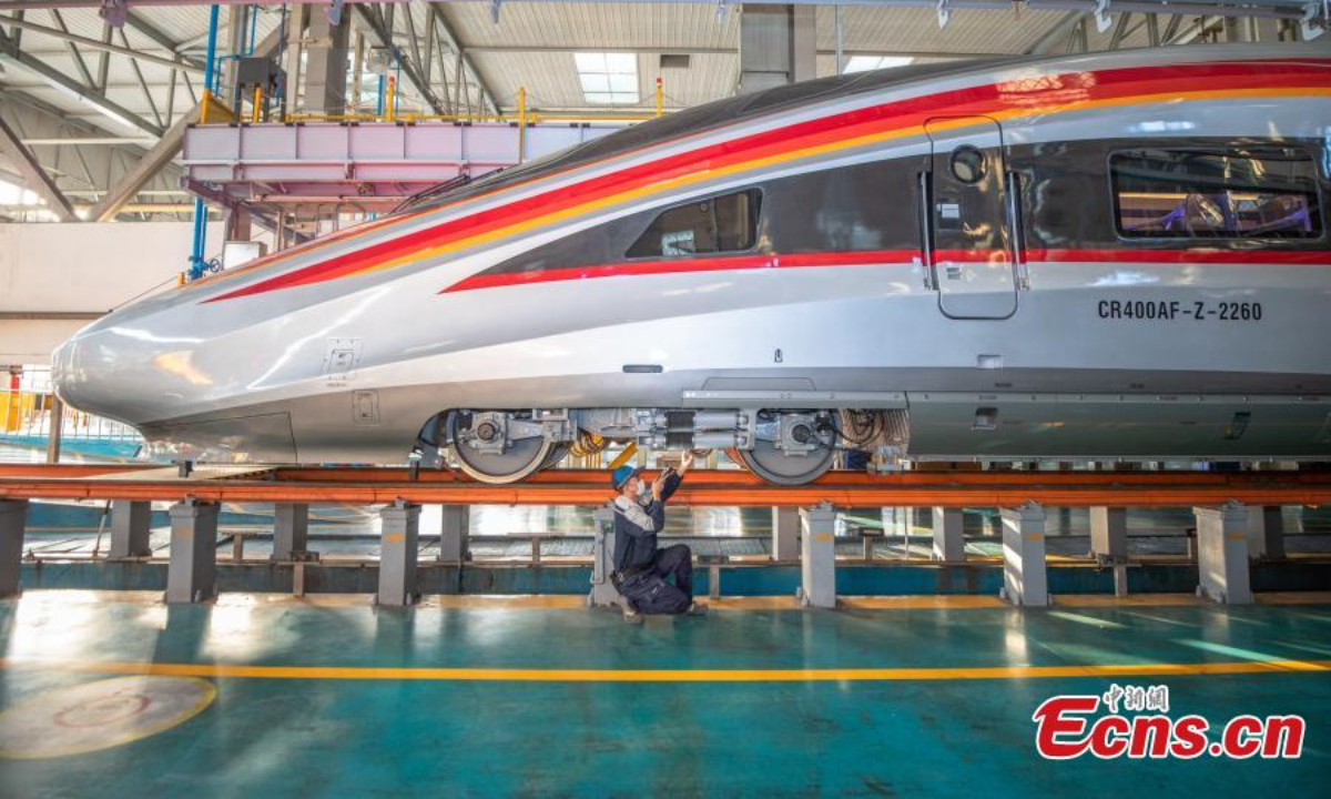 Technicians inspect Fuxing bullet trains at a maintenance center in Guangzhou, south China's Guangdong Province, Dec 26, 2022. Photo:China News Service