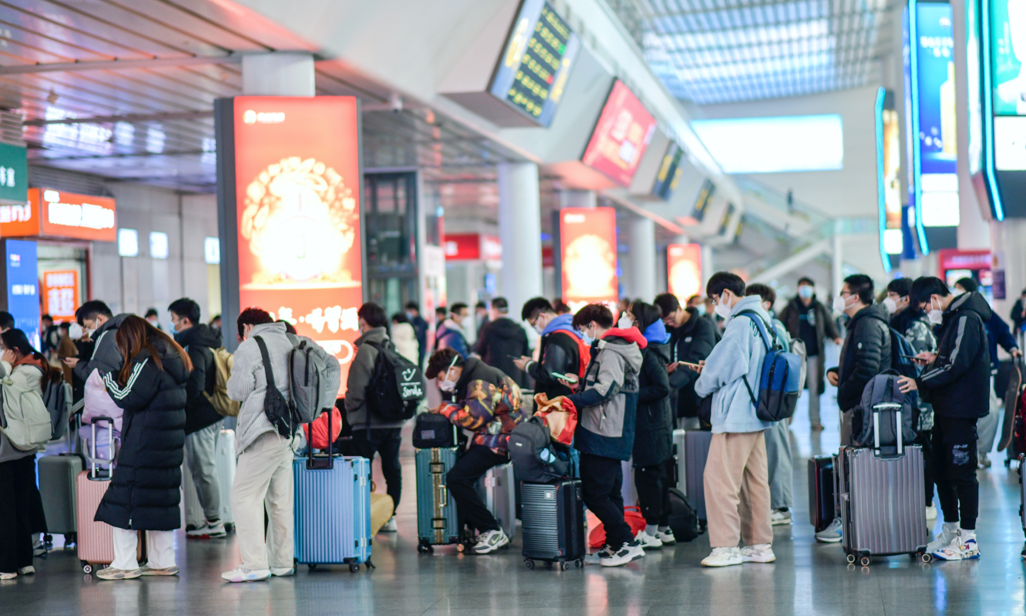 Long lines are seen back at a train station in Jinan, East China’s Shandong Province, on December 7, 2022, as China further optimized COVID response and relaxed controls. Photo: IC