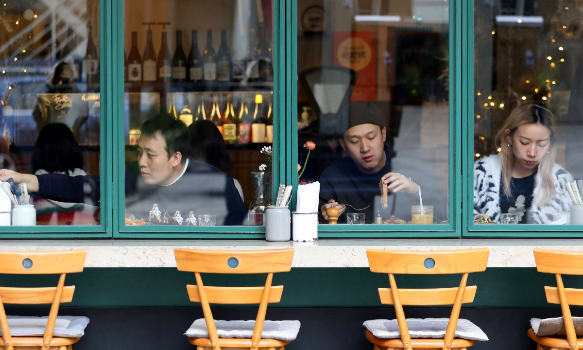 Customers have lunch in a restaurant in Shanghai on December 29, 2022 as the city's hustle and bustle gradually returns ahead of the upcoming New Year holidays. Photo: Chen Xia/GT 