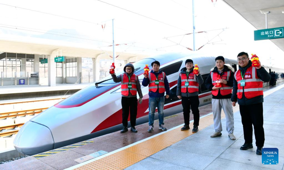 Constructors pose for a group photo on the platform of Xueye railway station of Jinan-Laiwu intra-city high-speed railway in east China's Shandong Province, Dec 30, 2022. Photo:Xinhua