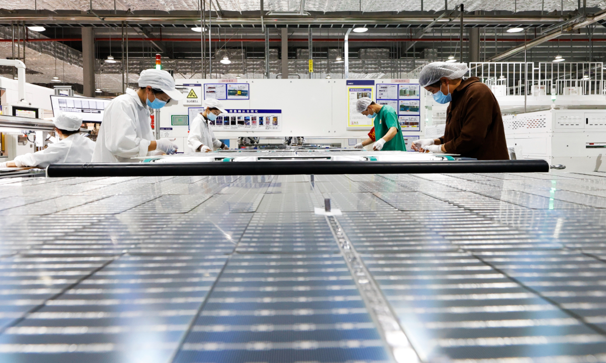 Workers produce photovoltaic materials for year-end orders in a factory in the Sihong Economic Development Zone in Sihong county, East China's Jiangsu Province on December 12, 2022. Sihong county has formed industry clusters for new materials, mechanical and electrical equipment, and electronic information. Photo: cnsphoto
