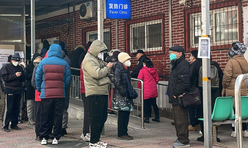 People queue outside a fever clinic in Beijing on December 14, 2022. Photo: VCG