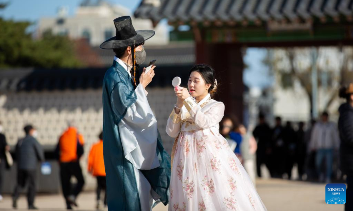 Tourists wearing traditional Hanbok dresses pose for photos at the Gyeongbokgung Palace in Seoul, South Korea, Nov 26, 2022. Photo:Xinhua