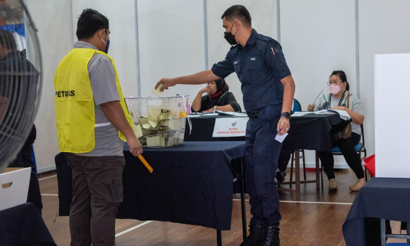 A police officer casts the vote in the early voting of the general election in Kuala Lumpur, Malaysia, Nov. 15, 2022. Malaysia will hold the general election on Nov. 19. Photo: Xinhua