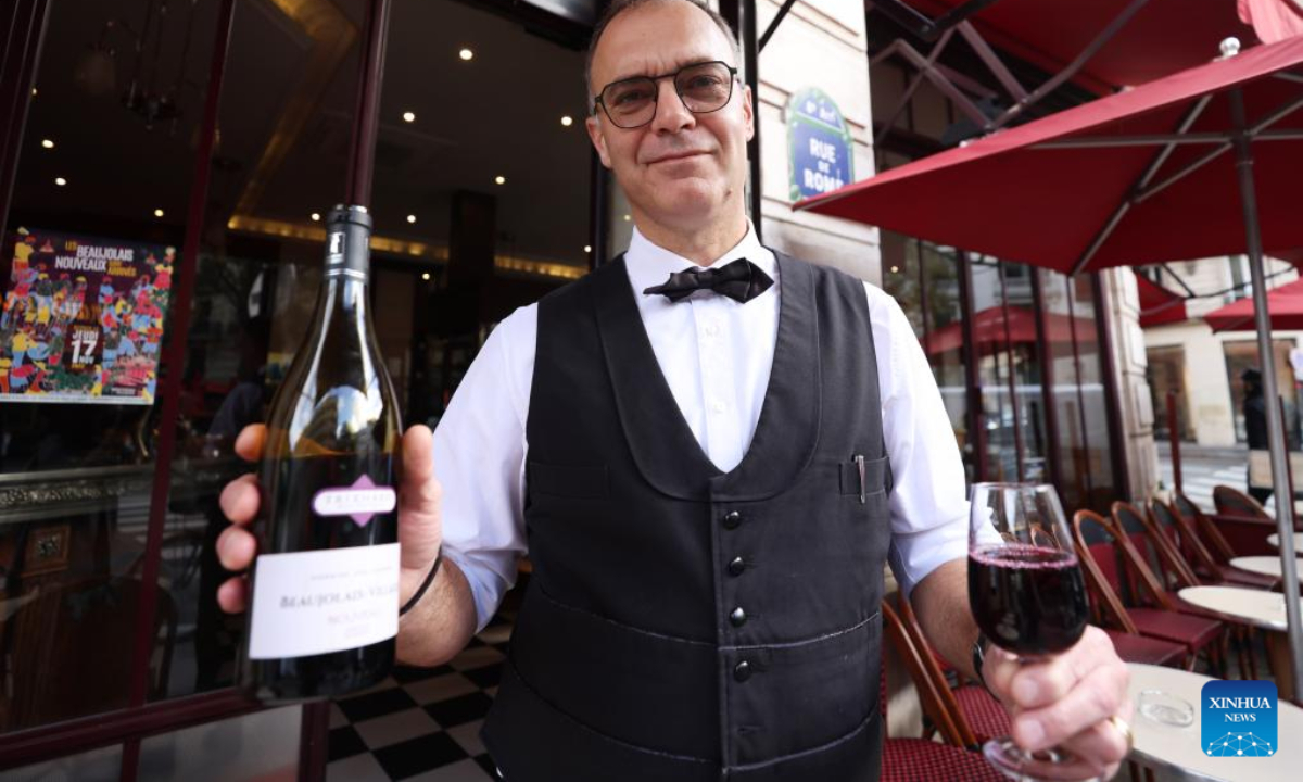 A waiter serves new Beaujolais Nouveau wine at a restaurant in Paris, France, Nov 17, 2022. The new Beaujolais Nouveau, a well-known French wine, was released on Thursday. Photo:Xinhua