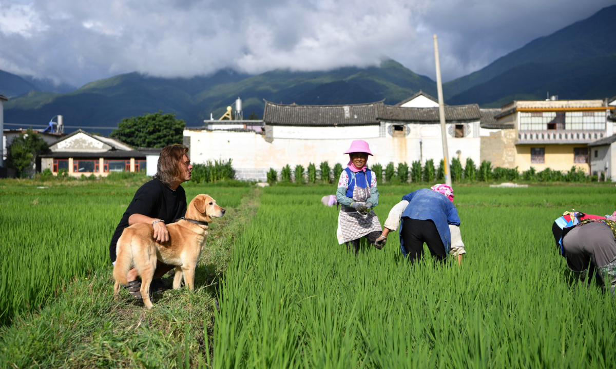 Brian Linden (left) talks with local residents in Xizhou township in Southwest China's Yunnan Province in July 2020. Photo: VCG
