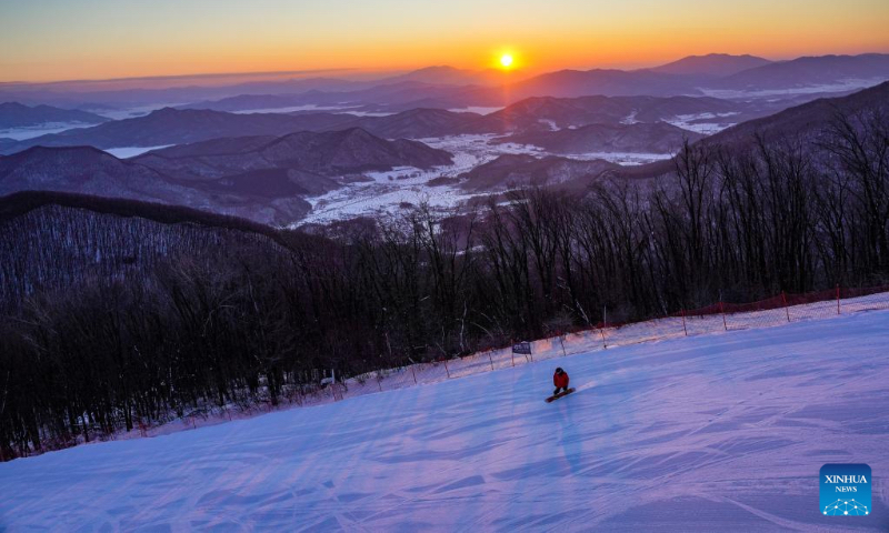A skier skis at the Lake Songhua Resort in Jilin City, northeast China's Jilin Province, Jan. 1, 2023. (Xinhua/Yan Linyun)