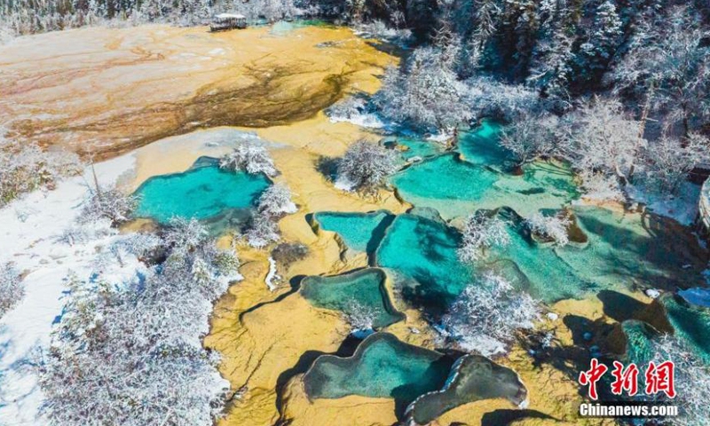 Azure blue water in ponds and snow covered mountains present a charming wonderland at Huanglong Scenic Resort in southwest China's Sichuan Province. Huanglong Scenic Resort is famed for its colorful ponds, karst landforms and valleys. (Photo: China News Service/Jiang Yuebin)