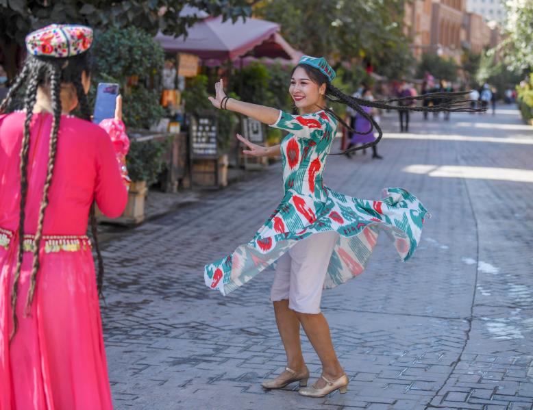 Residents have fun in the ancient city of Kashgar, northwest China's Xinjiang Uygur Autonomous Region, Sep 20, 2020. Photo:Xinhua