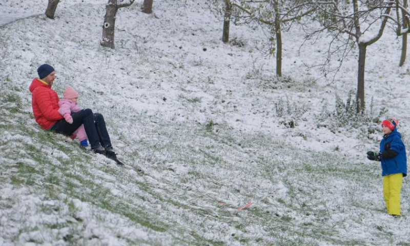People play with snow at a park in Prague, the Czech Republic, Nov. 19, 2022. (Xinhua/Deng Yaomin)