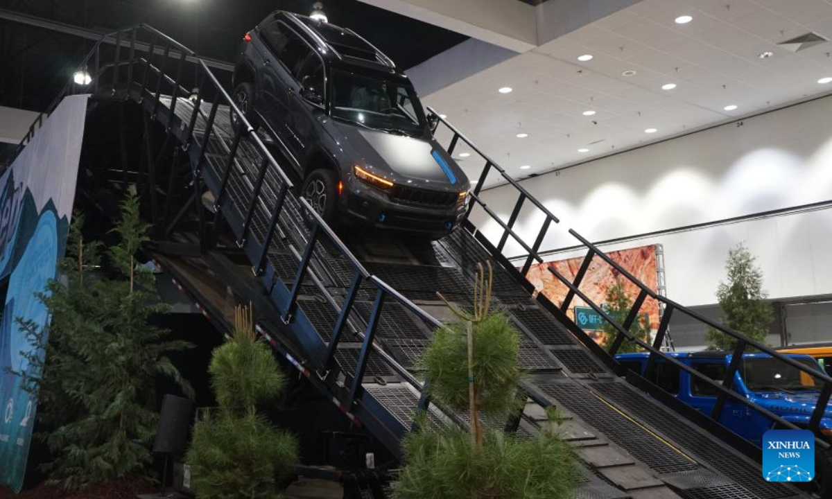 A visitor test-drives a SUV during a media preview at the 2022 Los Angeles Auto Show in Los Angeles, the United States, Nov 17, 2022. The auto show will open to the public from Friday until Nov 27. Photo:Xinhua
