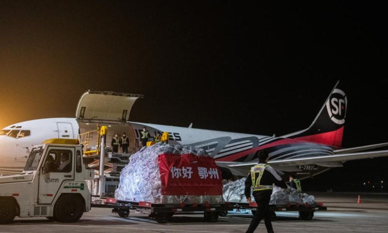 This photo taken on Nov. 27, 2022 shows an all-cargo aircraft from Shenzhen being unloaded at the Ezhou Huahu Airport in Ezhou, central China's Hubei Province.
China's first professional cargo hub airport in the city of Ezhou, central China's Hubei Province, on Sunday launched its first all-cargo air route, linking Ezhou with Shenzhen in south China's Guangdong Province.
The Ezhou Huahu Airport is also the first professional cargo hub airport in Asia and the fourth of its kind in the world. Since the airport was put into operation on July 17, it has opened multiple passenger routes linking Ezhou with cities including Beijing, Shanghai, and Xiamen.
The airport said it will also open an all-cargo air route linking Ezhou and Shanghai soon. (Xinhua/Wu Zhizun)