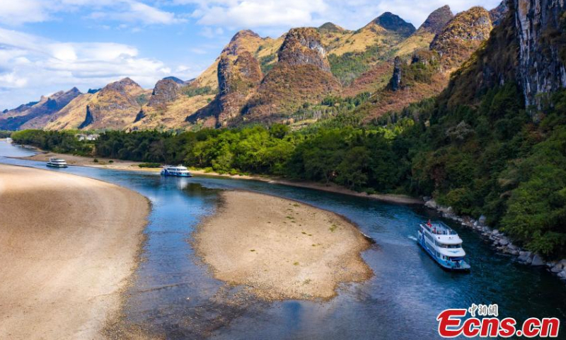 Cruise ships sail on Lijiang River in Guilin, south China's Guangxi Zhuang Autonomous Region, Nov. 10, 2022. Photo: China News Service