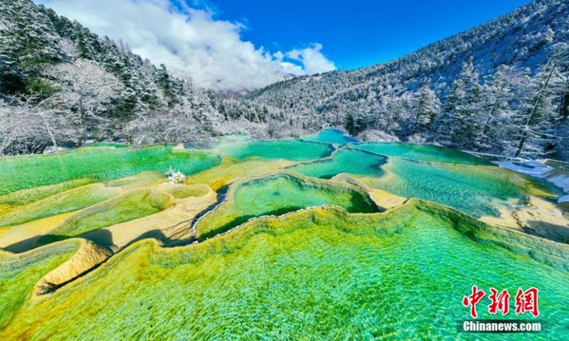 Azure blue water in ponds and snow covered mountains present a charming wonderland at Huanglong Scenic Resort in southwest China's Sichuan Province. Huanglong Scenic Resort is famed for its colorful ponds, karst landforms and valleys. (Photo: China News Service/Jiang Yuebin)