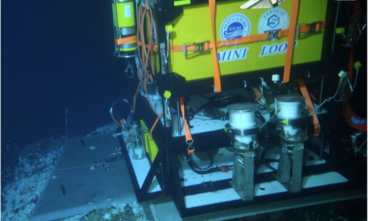 The lander-based deep-sea multi-channel Raman spectroscopy system conducts operation in the deep-sea cold seep. Photo: Courtesy of Institute of Oceanology, Chinese Academy of Sciences 