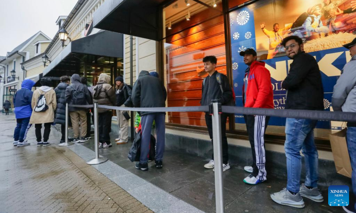 People wait to enter a store during Black Friday in Vancouver, British Columbia, Canada, on Nov 25, 2022. Photo:Xinhua
