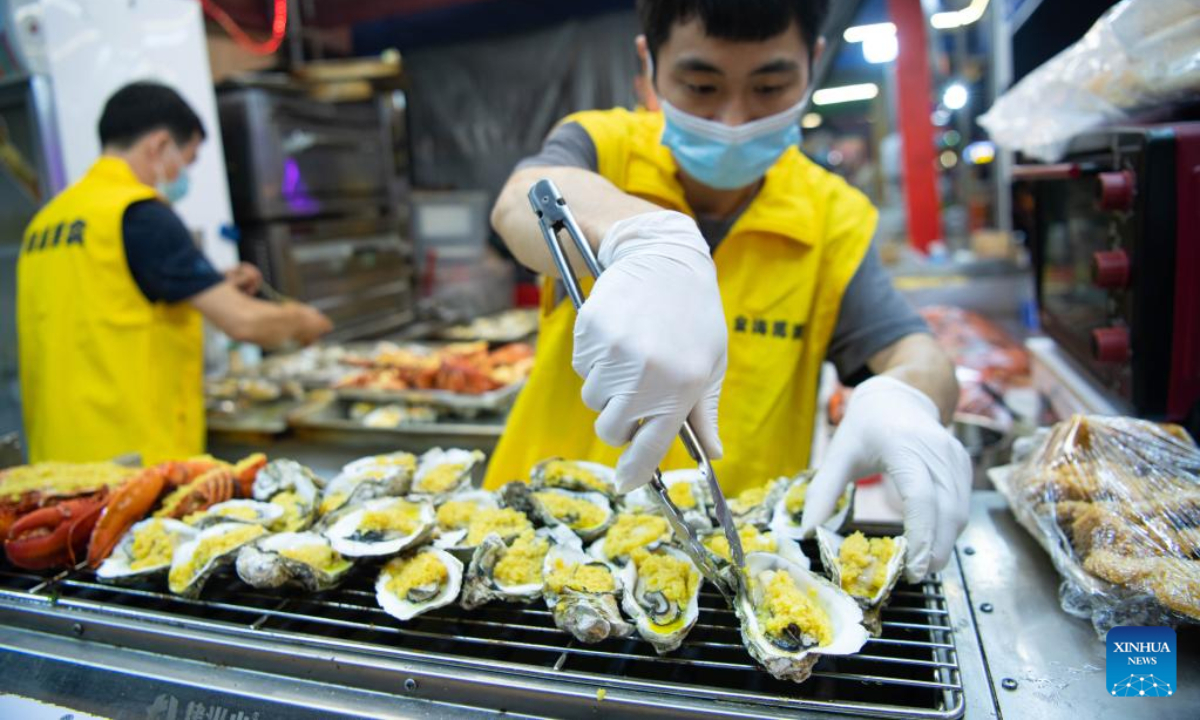 A chef of a food stall cooks during the 22nd Macao Food Festival at Sai Van Lake Square in Macao, south China, Nov 18, 2022. The 22nd Macao Food Festival kicked off here on Friday. Photo:Xinhua