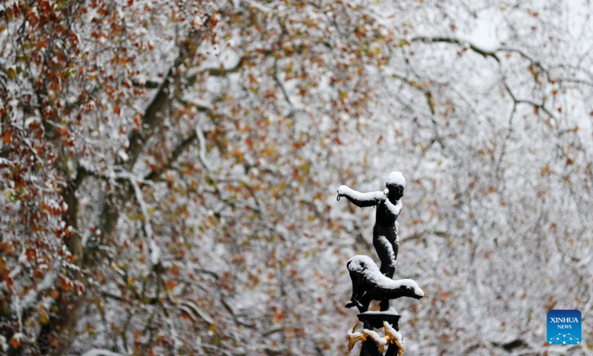 This photo taken on Dec 12, 2022 shows a sculpture covered by snow at Green Park in London, Britain. Snow blanketed London on Monday. Photo:Xinhua