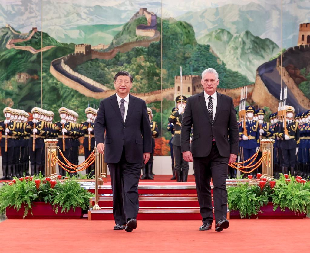 Xi Jinping, secrétaire général du Comité central du Parti communiste chinois (PCC) et président chinois, organise une cérémonie pour accueillir Miguel Diaz-Canel Bermudez, premier secrétaire du Comité central du Parti communiste de Cuba et président cubain, avant leur entretien au Grand Palais du Peuple à Beijing, capitale de la Chine, le 25 novembre.  2022.Photo:Xinhua