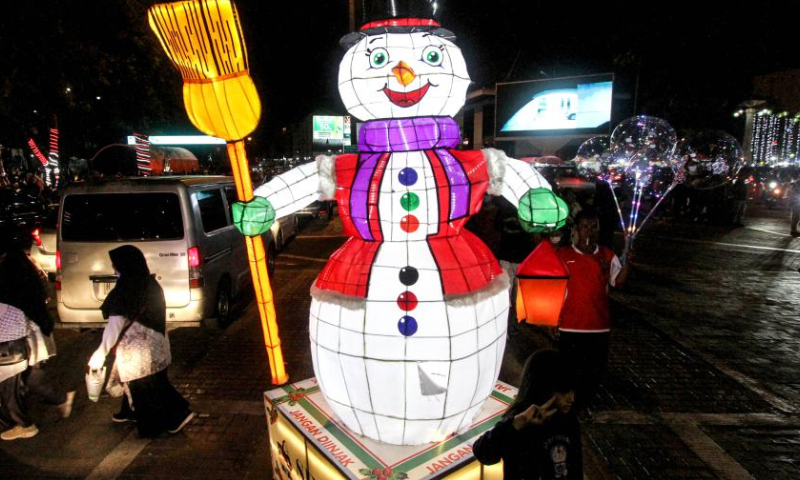 This photo shows Christmas lantern decorations in Surakarta, Central Java, Indonesia, Dec. 10, 2022. (Photo by Bram Selo/Xinhua)
