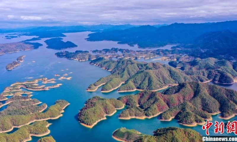 Islands scattered across the Qiandao Lake, or the Thousand-Island Lake create a breathtaking scenery in Hangzhou, east China's Zhejiang Province, breathtaking scenery, Nov. 23, 2022. (PhotocVCG)
