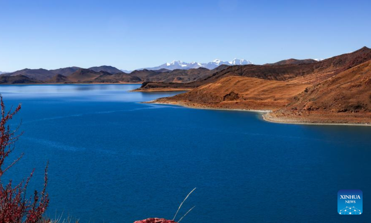 This photo taken on Dec 11, 2022 shows the scenery of the Yamdrok Lake in Nagarze County of Shannan City, southwest China's Tibet Autonomous Region. Photo:Xinhua