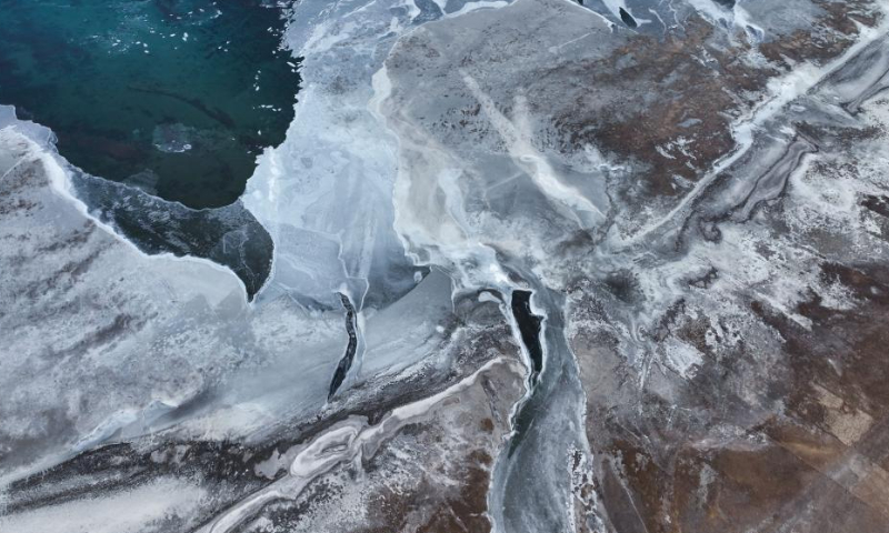 This aerial photo taken on Dec. 9, 2022 shows the scenery of Qinghai Lake in northwest China's Qinghai Province. (Xinhua/Zhang Long)