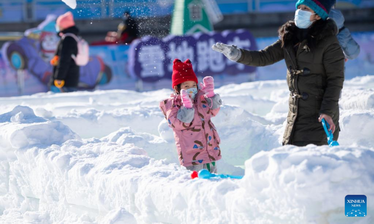 A mother plays snow with her child at an ice and snow carnival at Taoranting park in Beijing, capital of China, Dec 28, 2022. Photo:Xinhua
