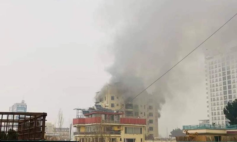Large amounts of smoke is seen in the hotel. Photo: Web