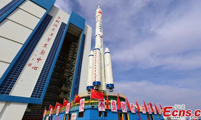 2022年11月21日，长征二号运一五运载火箭与神舟十五号载人飞船组合运抵酒泉卫星发射中心发射区。（摄影：中新社/王江波）