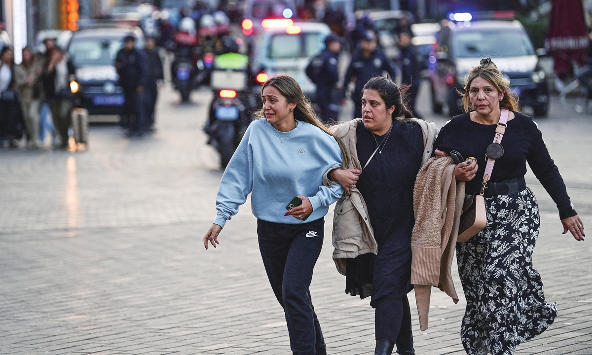 Pedestrians flee as Turkish police try to secure the area after a strong explosion of unknown origin shook a busy shopping street in Istanbul, on November 13, 2022. Turkish President Recep Tayyip Erdogan says an explosion on a major pedestrian thoroughfare in central Istanbul has killed six people and injured 53 at least. Photo: AFP