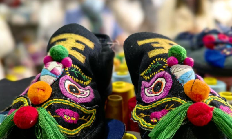 图为 2022 年 12 月 1 日在中国东部山东省菏泽市的一家工厂展示的一双中国传统布鞋。（图片来源：中新社/高玉华）
