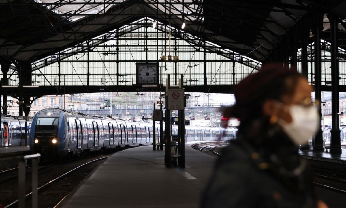 A train enters Gare Saint Lazare train station in Paris, France, Dec 23, 2022. Photo:Xinhua